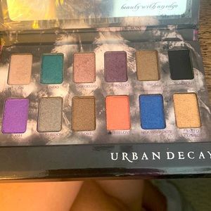 Like new-looks hardly used if at all-colors by Urban Decay
